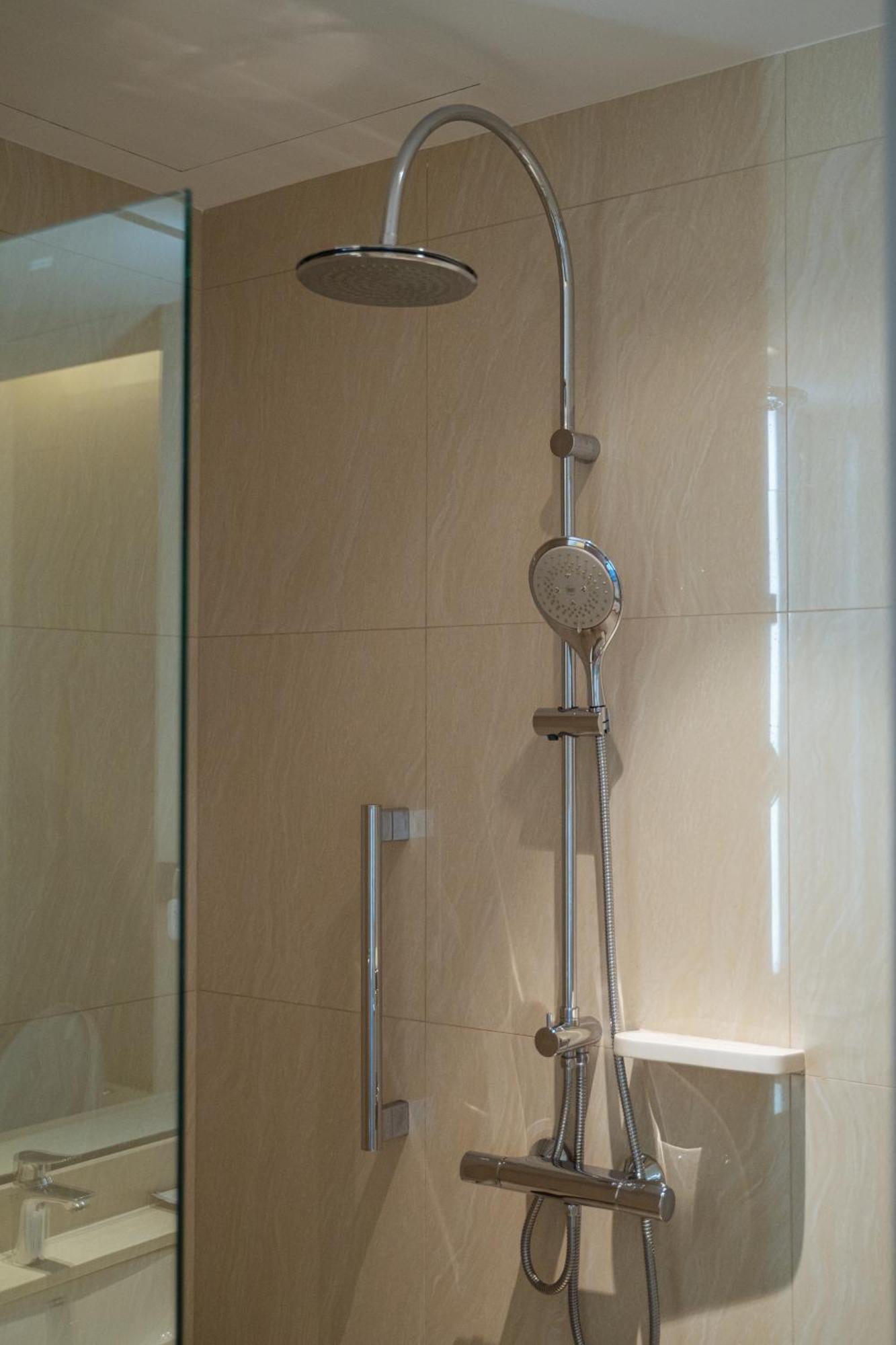 Nakhonratchasima Centre Point Hotel Terminal21 Korat מראה חיצוני תמונה A shower