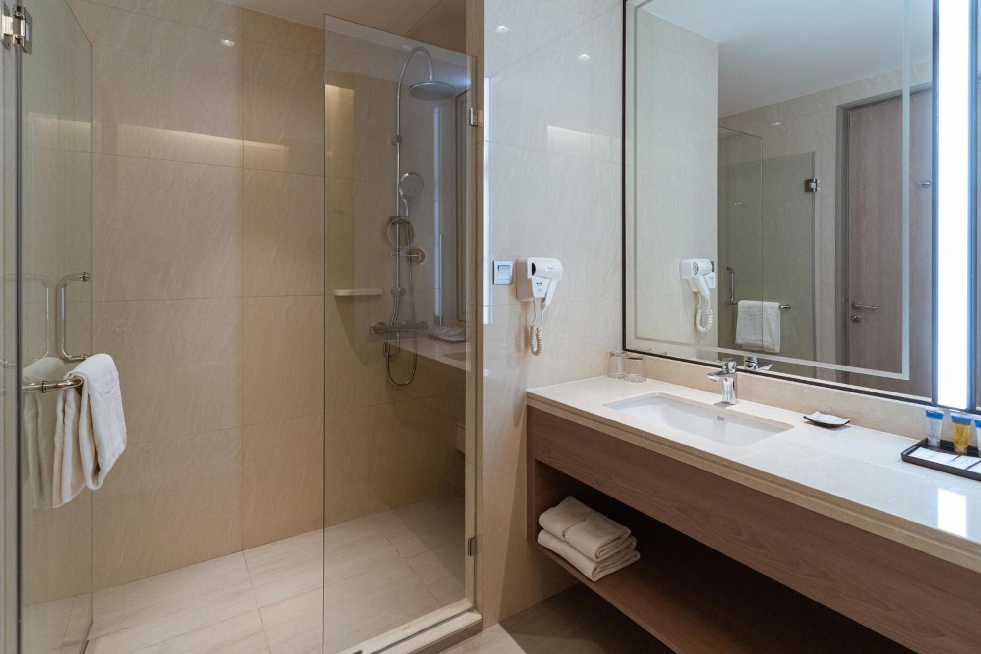 Nakhonratchasima Centre Point Hotel Terminal21 Korat מראה חיצוני תמונה A shower enclosure in a hotel bathroom