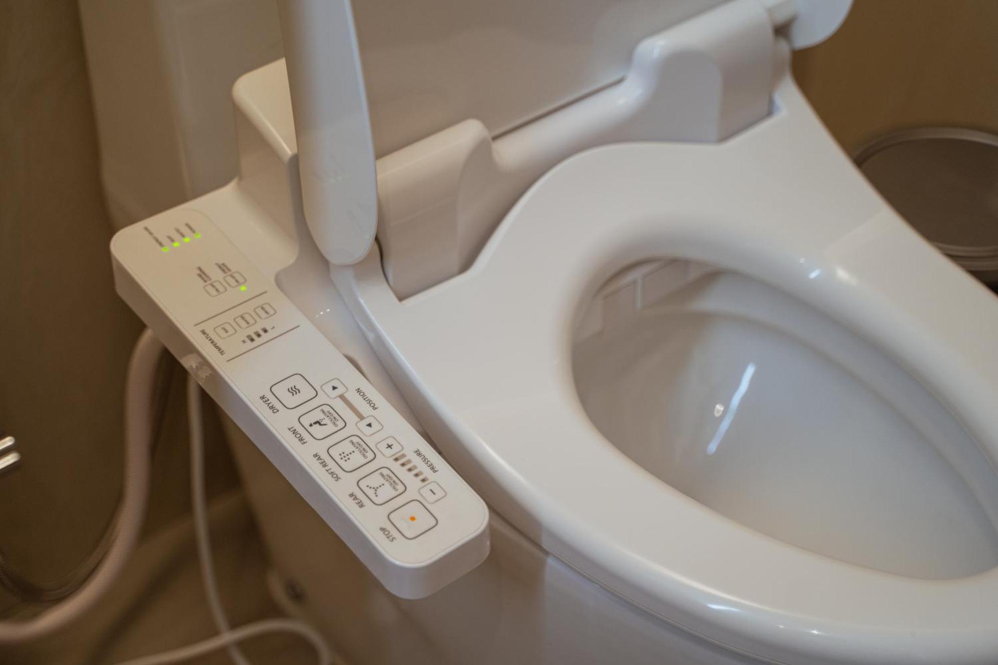 Nakhonratchasima Centre Point Hotel Terminal21 Korat מראה חיצוני תמונה A modern Japanese toilet with bidet and heated seat