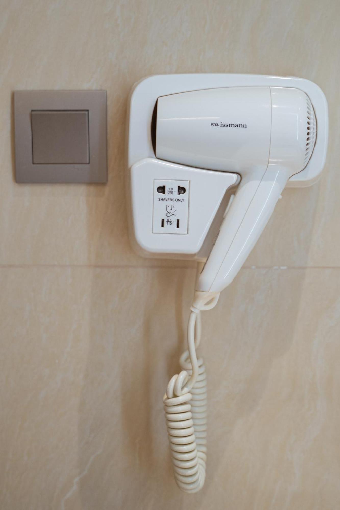 Nakhonratchasima Centre Point Hotel Terminal21 Korat מראה חיצוני תמונה A wall-mounted hair dryer
